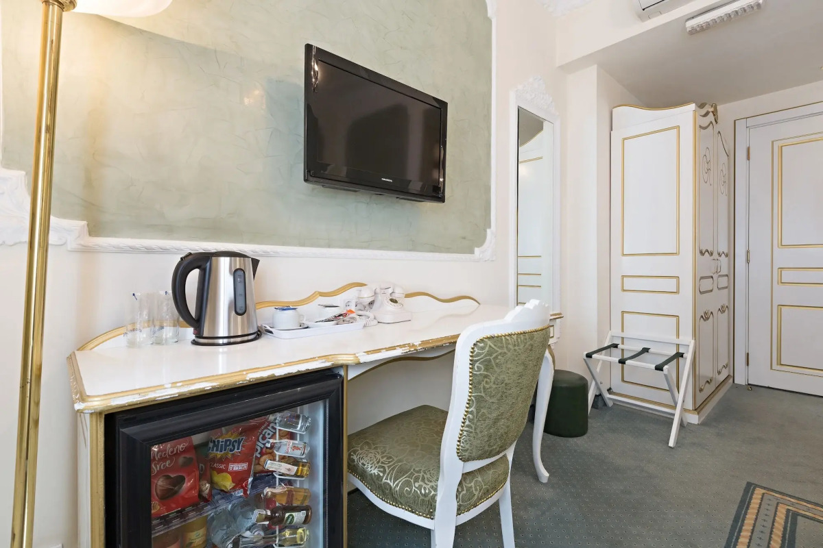 Queen's Astoria Design Hotel