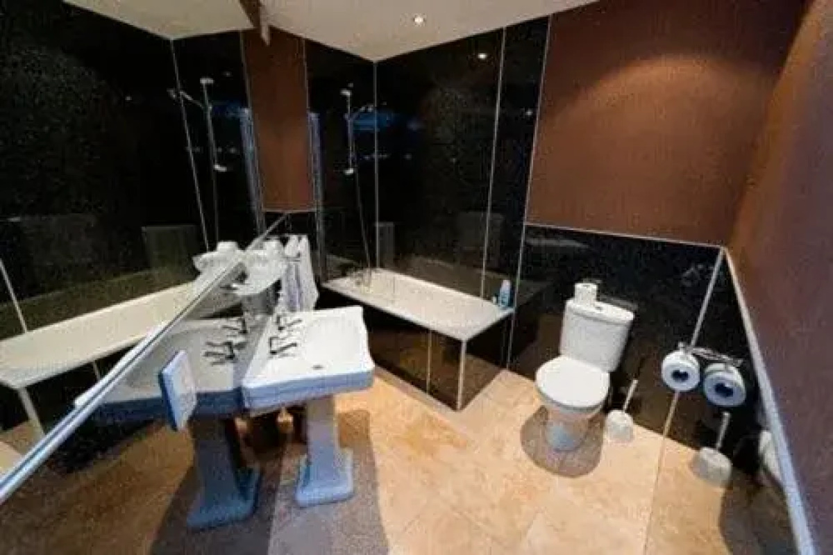 Number 44 Hotel & Bar