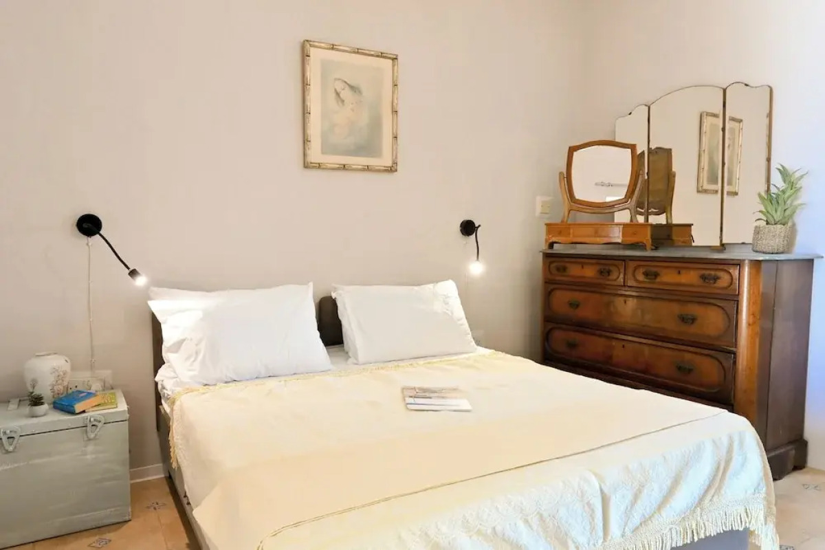 A Cosy Nest Overlooking The Sea