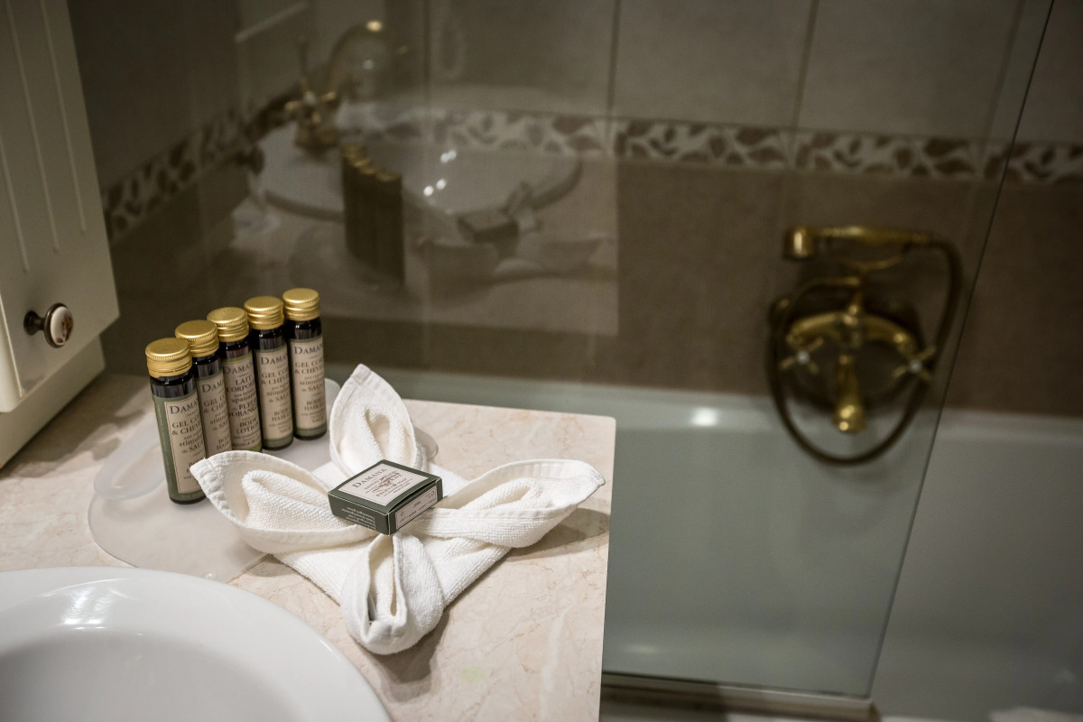 Queen's Court Hotel & Residence