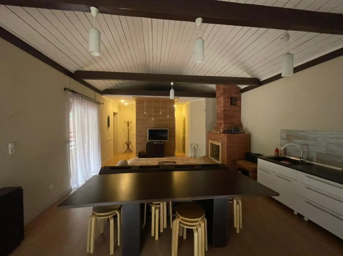 Загородный дом у подножия горы