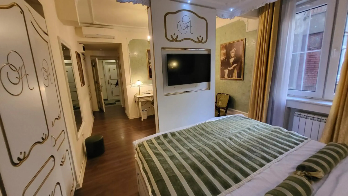 Queen's Astoria Design Hotel