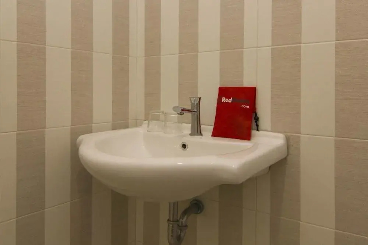 RedDoorz near Universitas Diponegoro