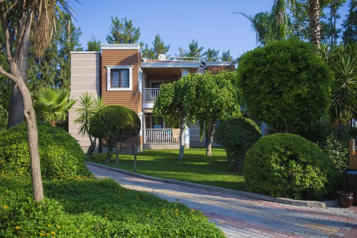 Quattro Beach Spa & Resort Hotel