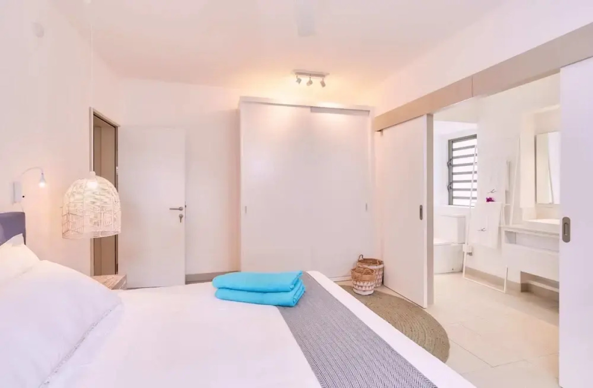 Les Estivales Beachfront Suites & Penthouses with LOV