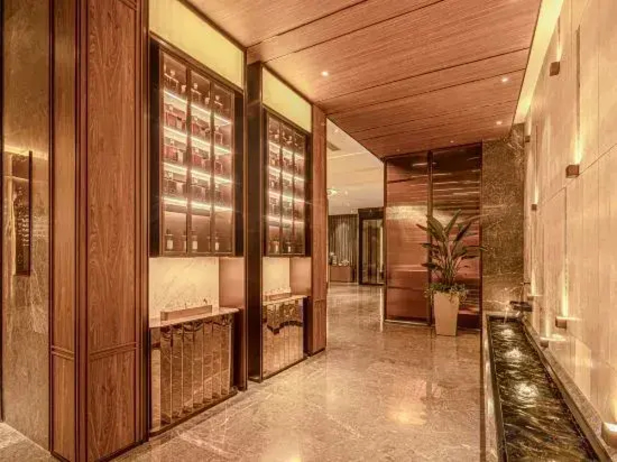 Crystal Hotel Shanghai Jinling East Road on the  Bund