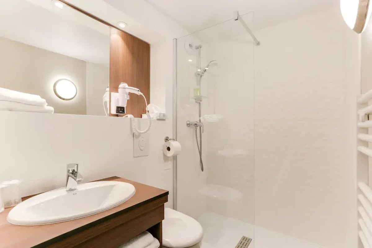 Brit Hotel Caen Nord - Mémorial