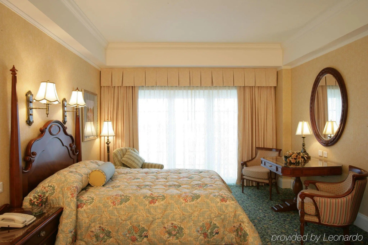 Hong Kong Disneyland Hotel