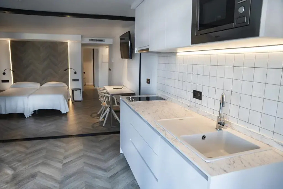 Belroy Hotel and Apartments