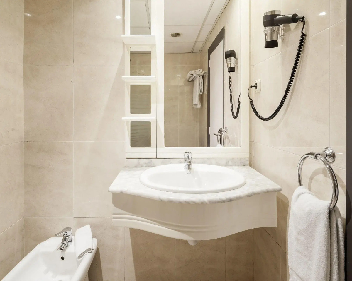 Отель Ilunion Bilbao