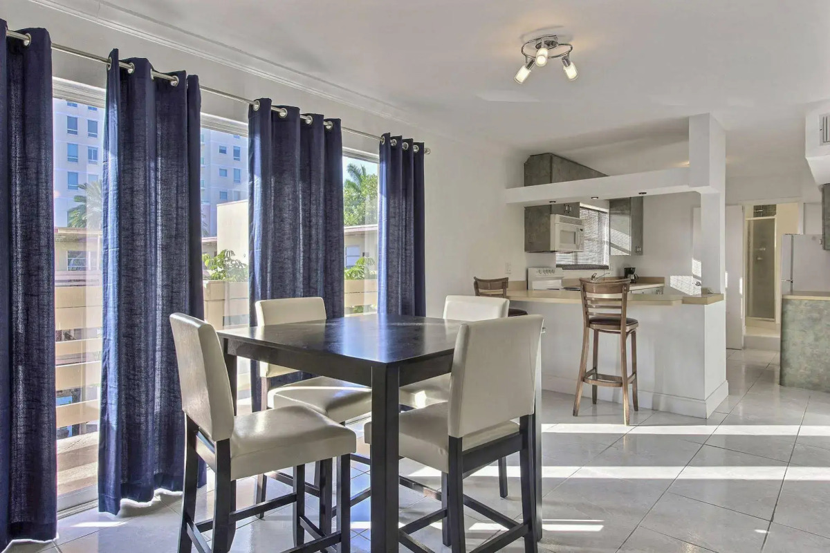 Sea Beach Plaza - Near Jungle Queen Riverboat