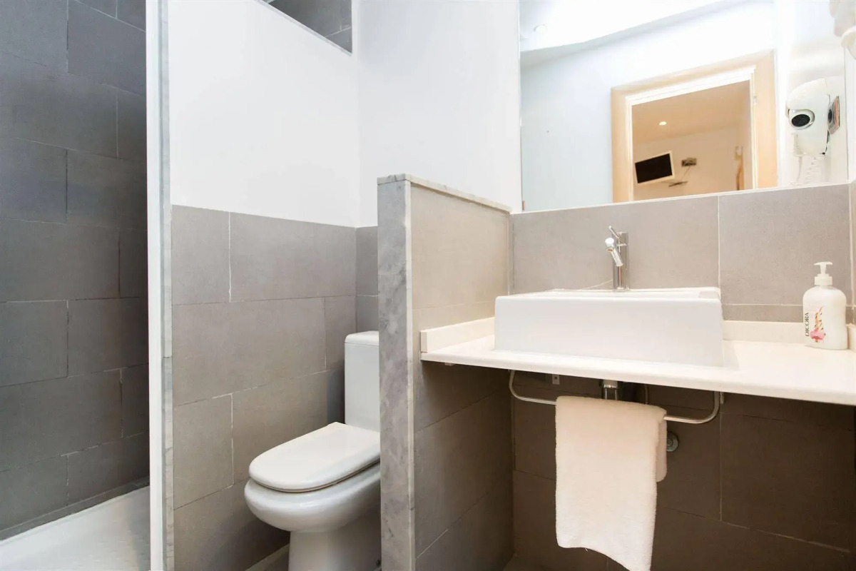 AinB Las Ramblas Colón Apartments