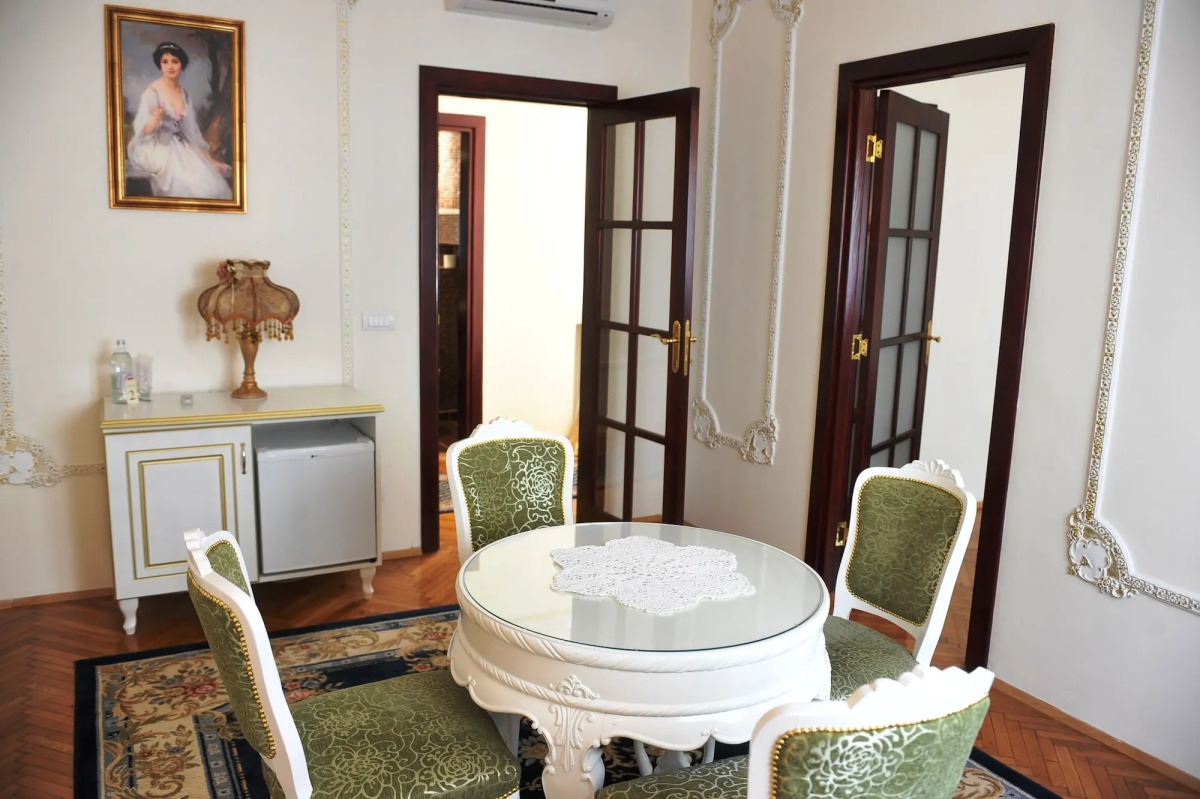 Queen's Astoria Design Hotel