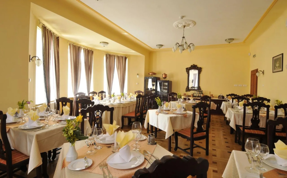 Fried Castle Hotel and Restaurant