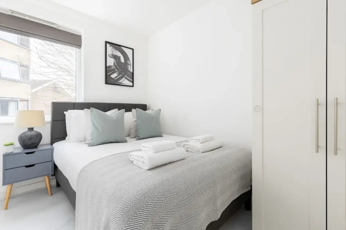 Luminous 2 Bed Balcony Flat in Islington