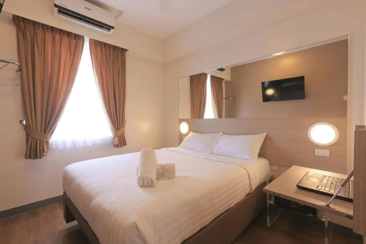 Red Planet Makati Amorsolo