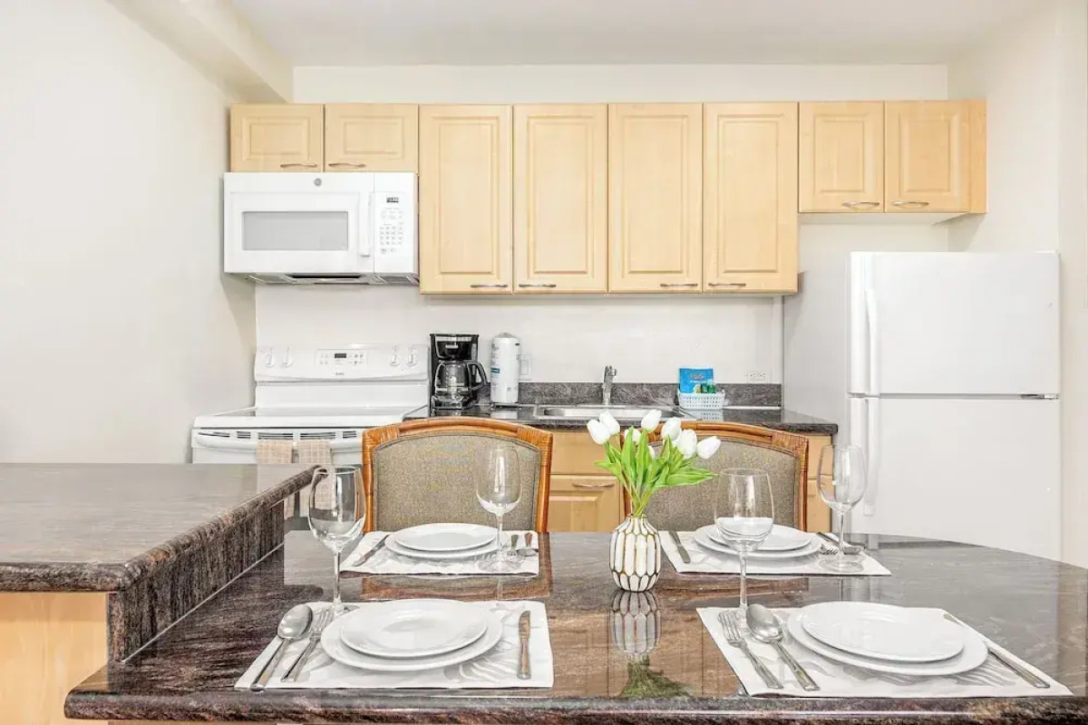 Waikiki Sunset Close to Beach with Parking