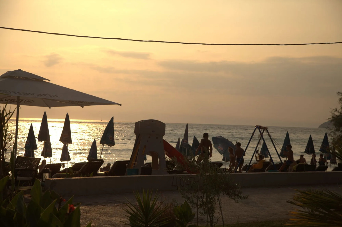 Apartments Kuce Lekovica snack bar- Bistro & Beach