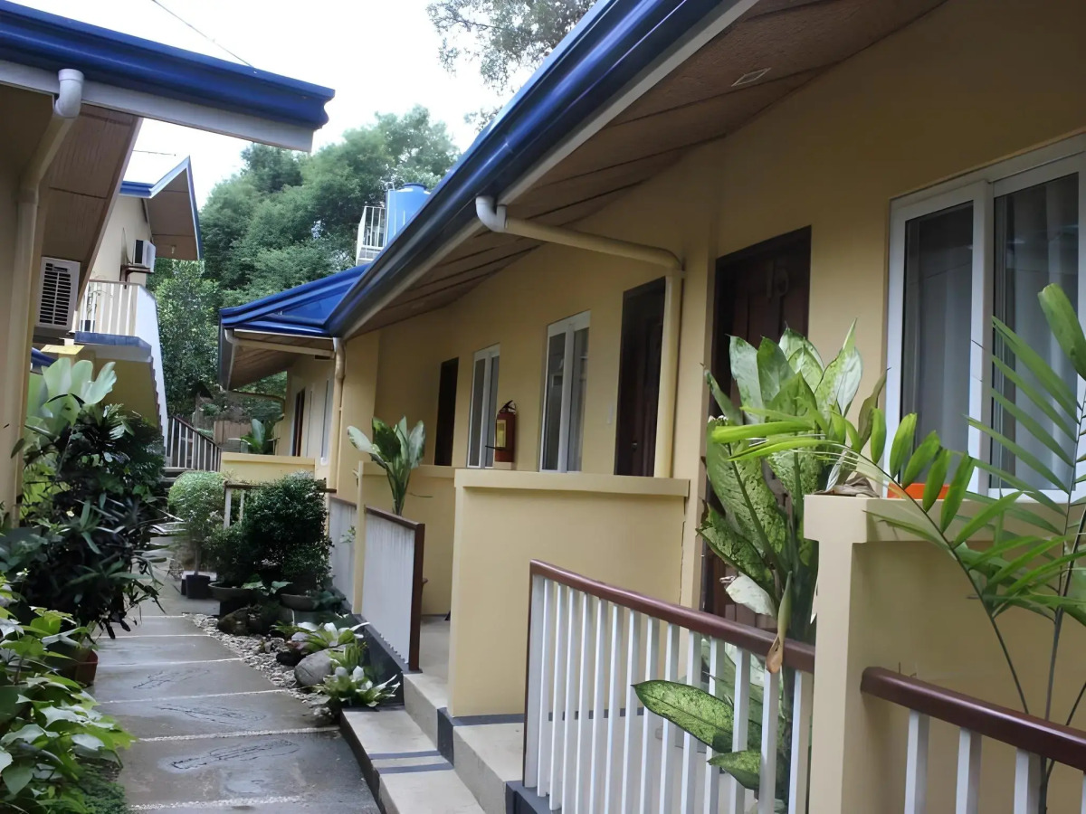 Blue Lagoon Inn & Suites