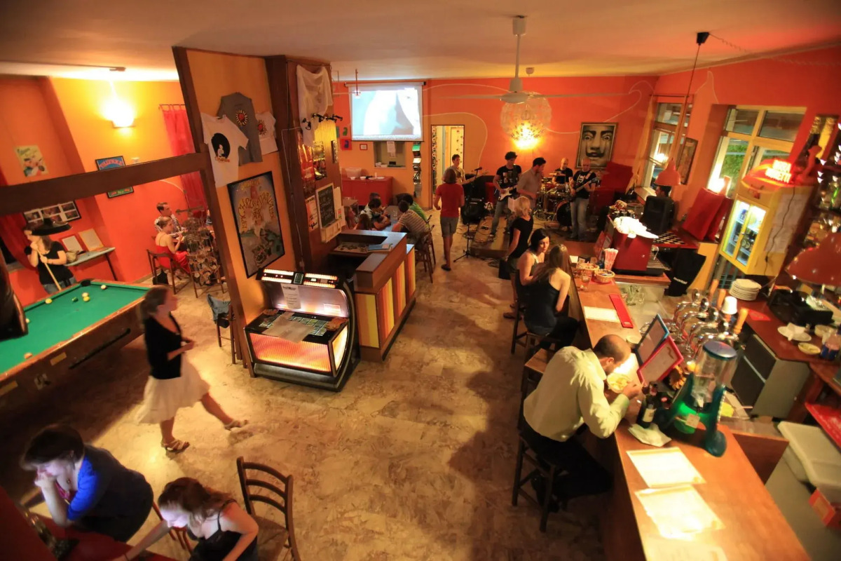 Sunflower Beach Backpacker Hostel