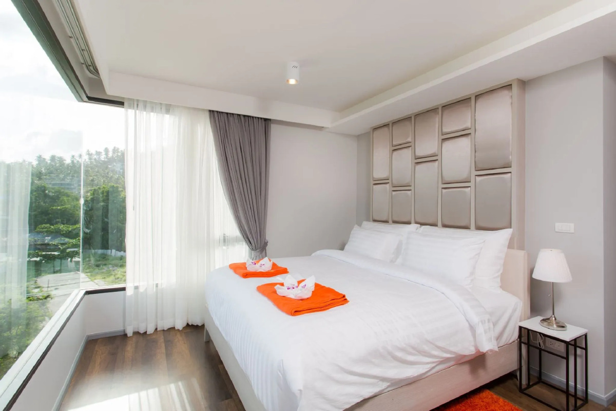 6th Avenue Surin Beach