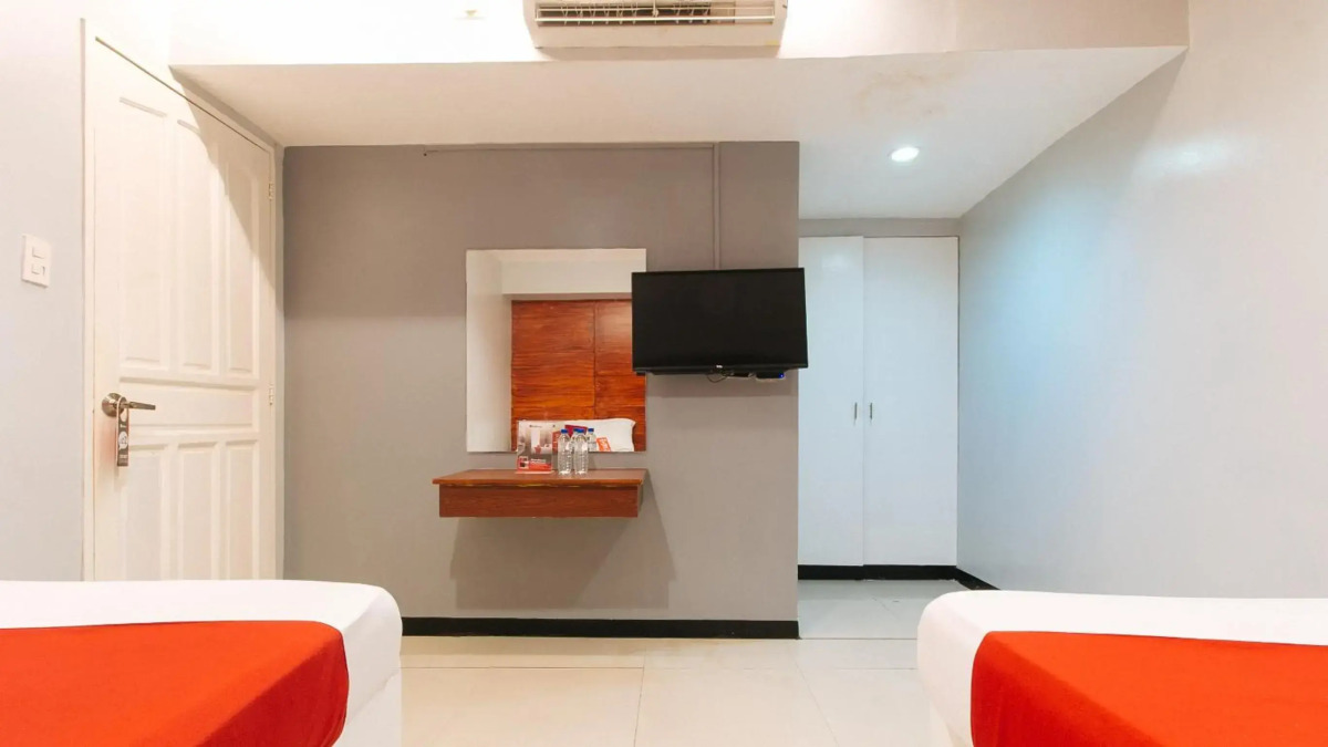 RedDoorz near Bambang Station