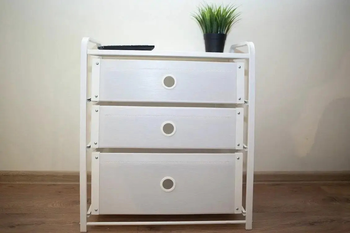 Диван и чемодан на улице Сибиряков-Гвардейцев