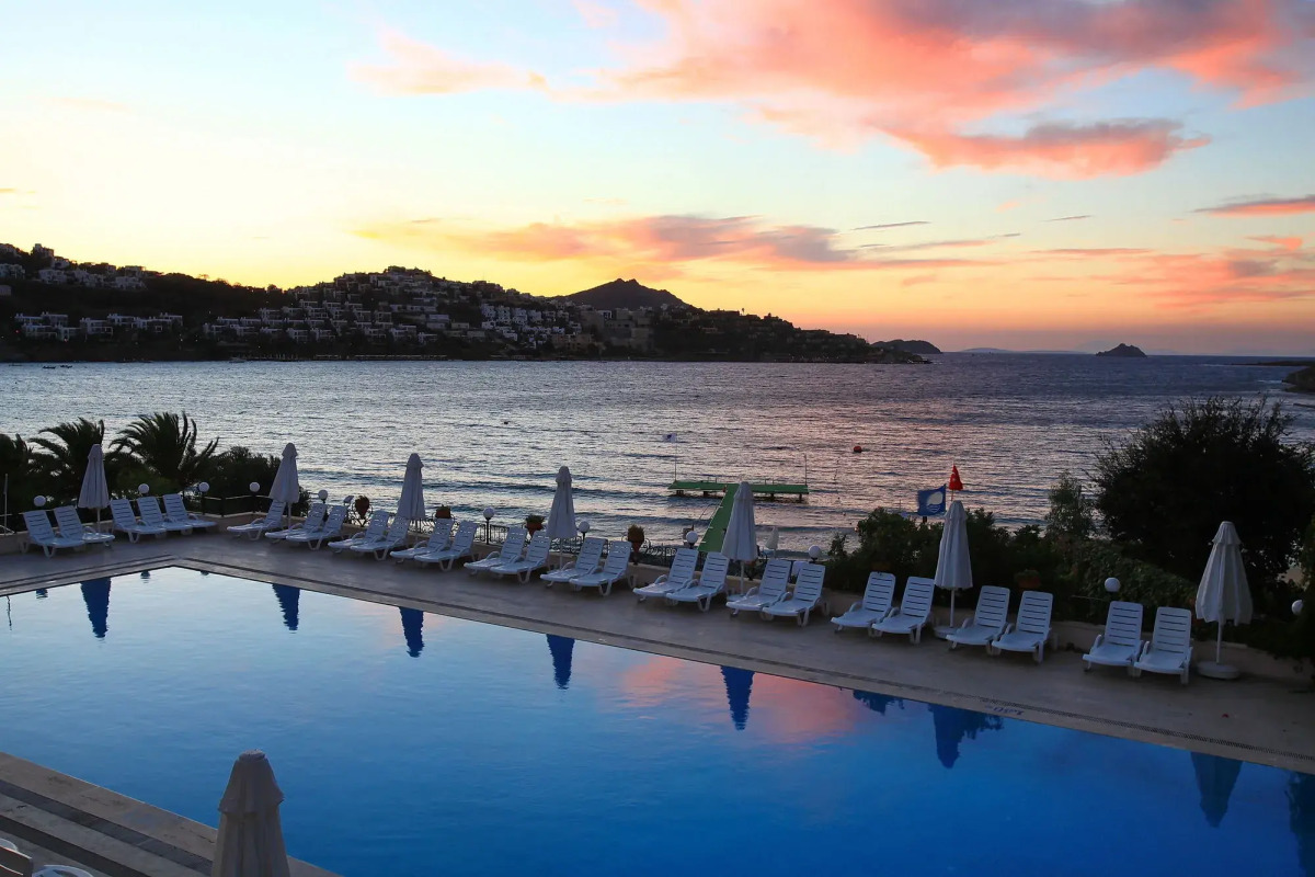 Cactus Mirage Family Club