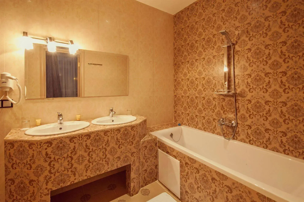 Отель Ambassador Plaza