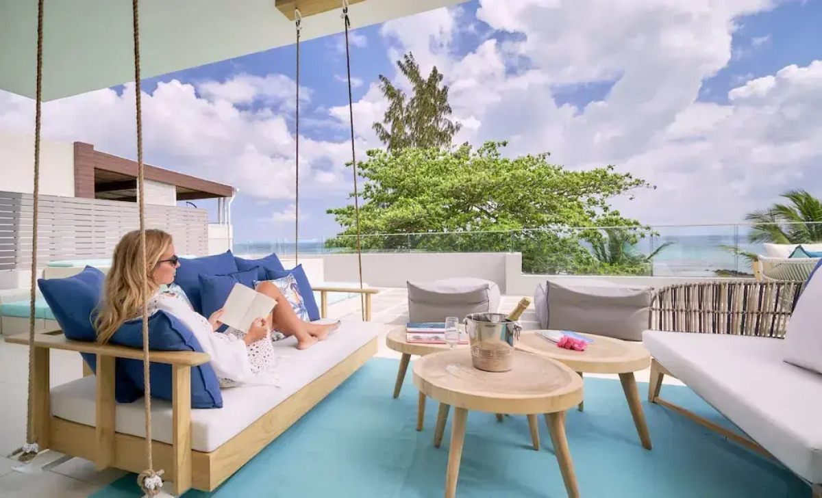 Les Estivales Beachfront Suites & Penthouses with LOV