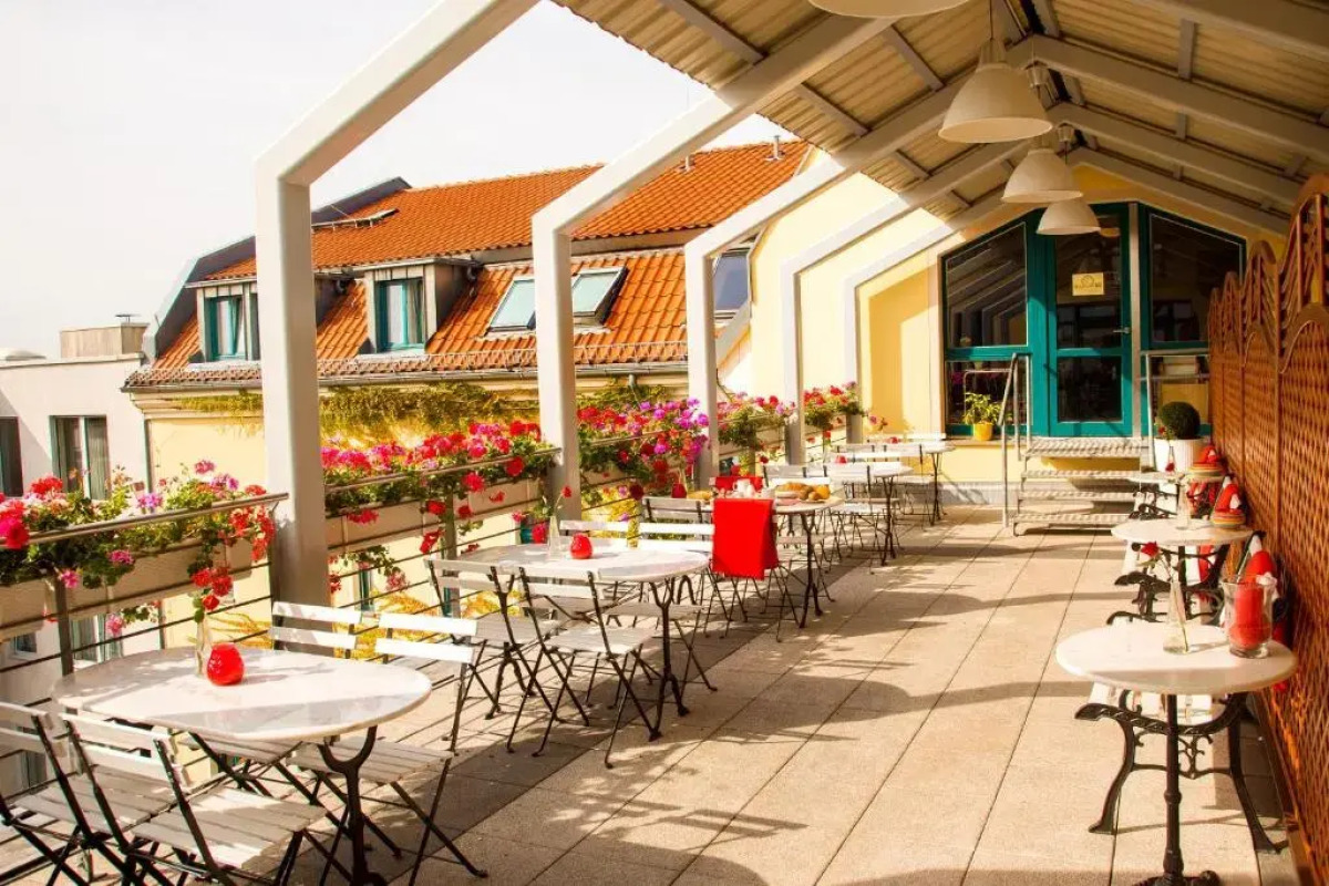 Mikon Eastgate Hotel