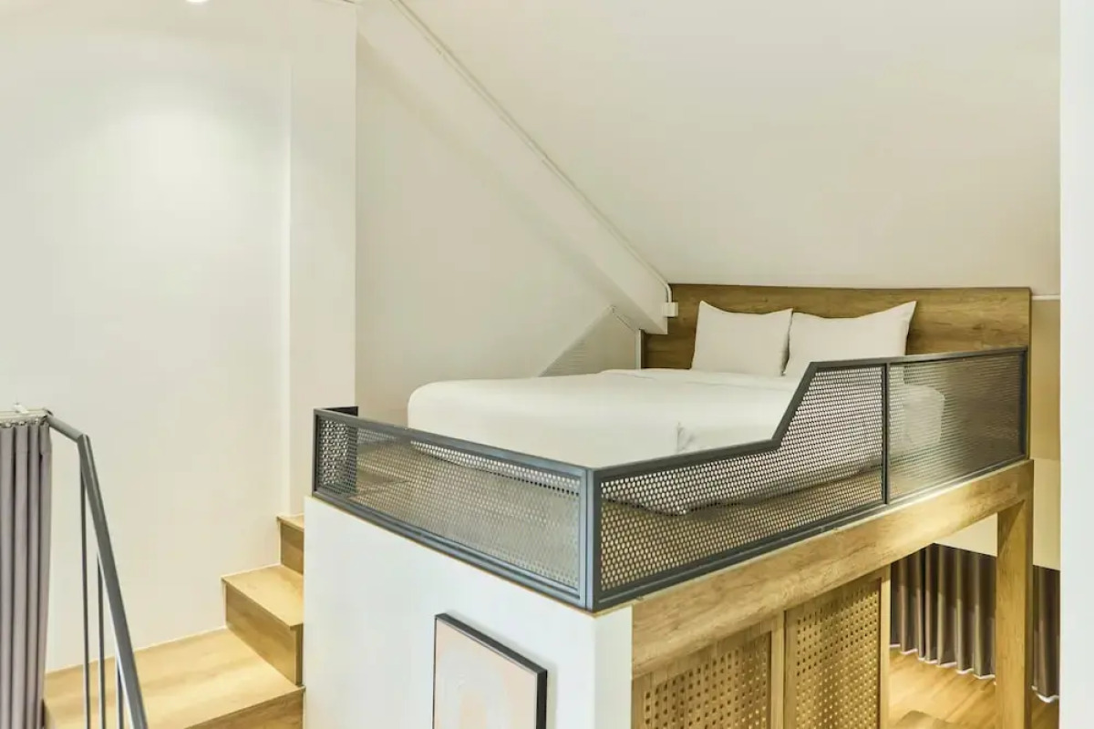 Kin Wander Tan Phong, The Moonage