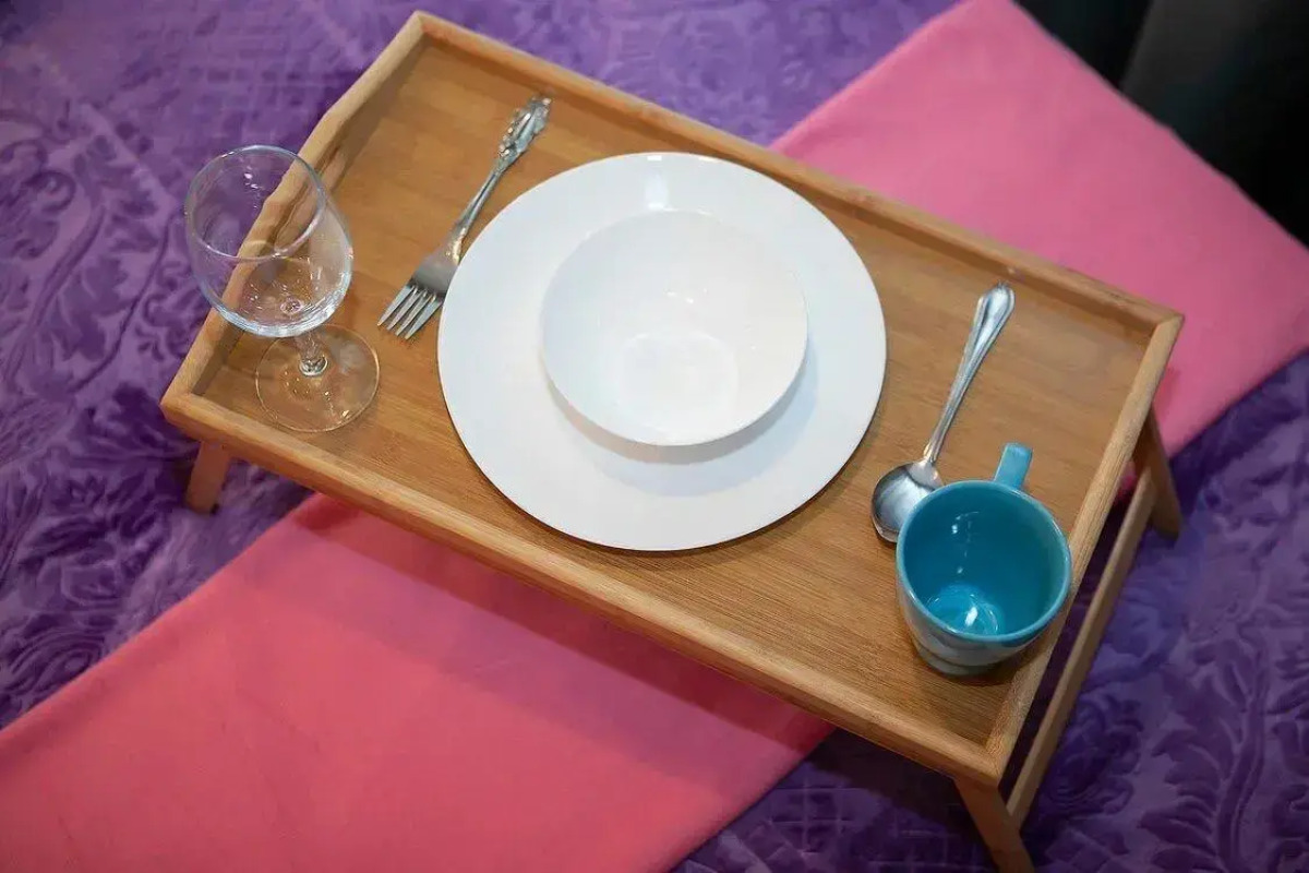 Диван и чемодан на улице Сибиряков-Гвардейцев