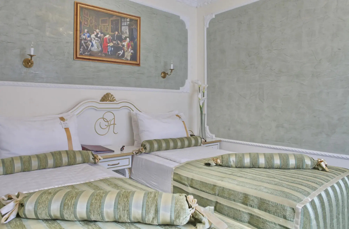 Queen's Astoria Design Hotel