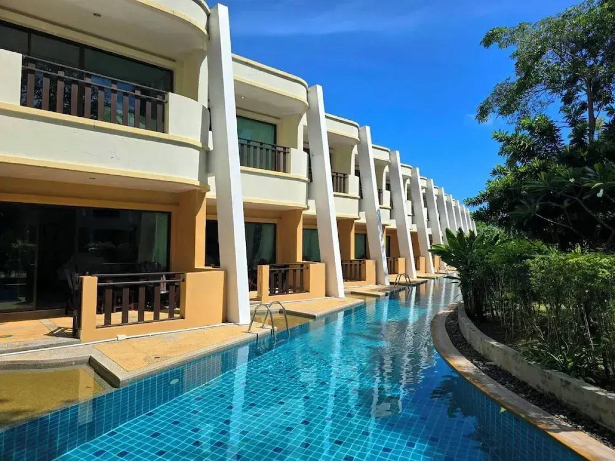 Hotel and Beach Bungalow at Lanta Resort