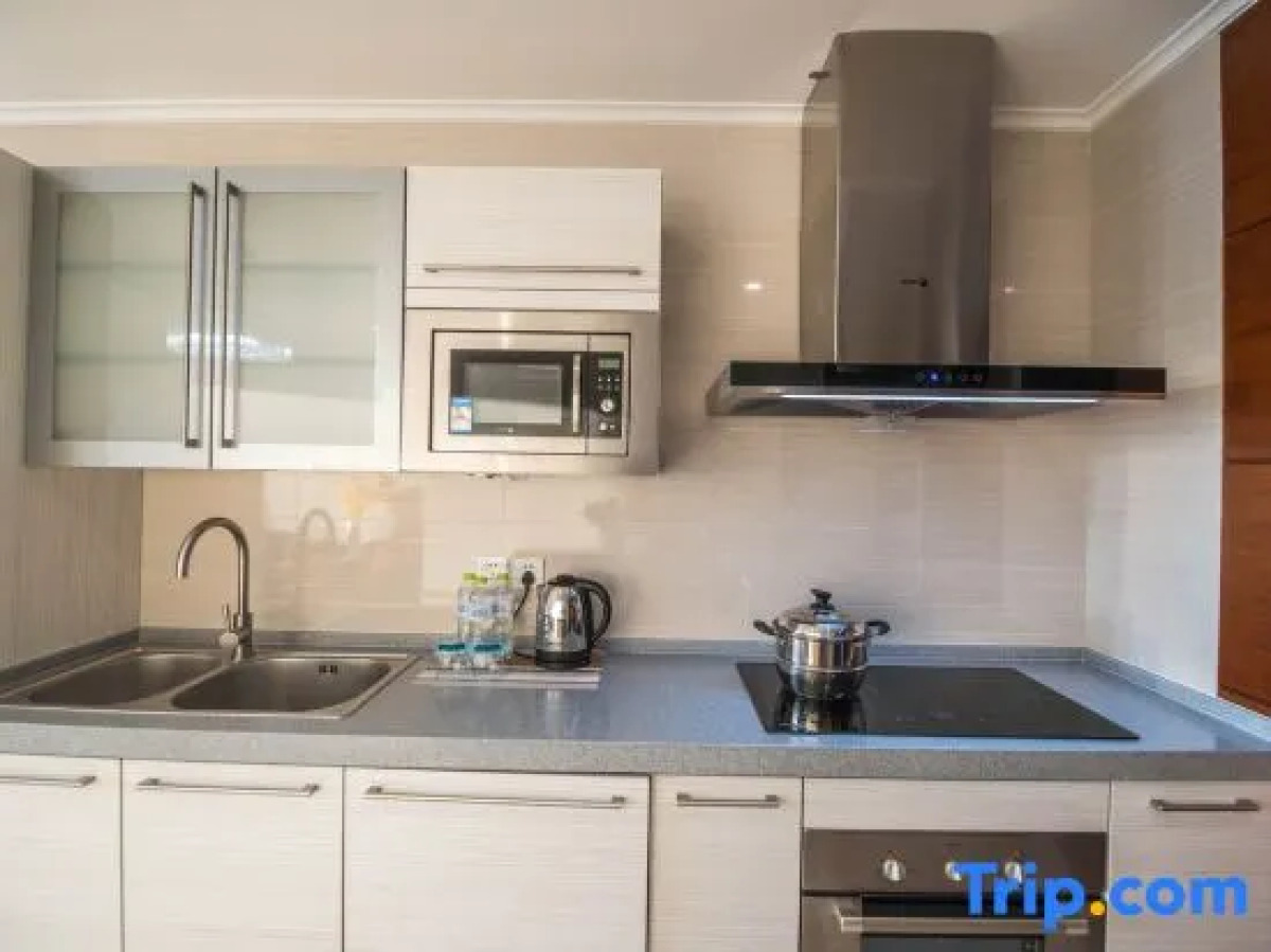 Yuelan Seaview Hotel Apartment (Qingdao May Fourth Square China Railway Center)