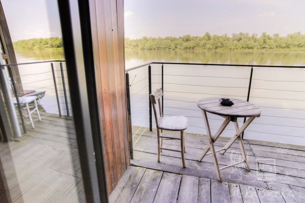 ArkaBarka Floating Hostel and Apartments