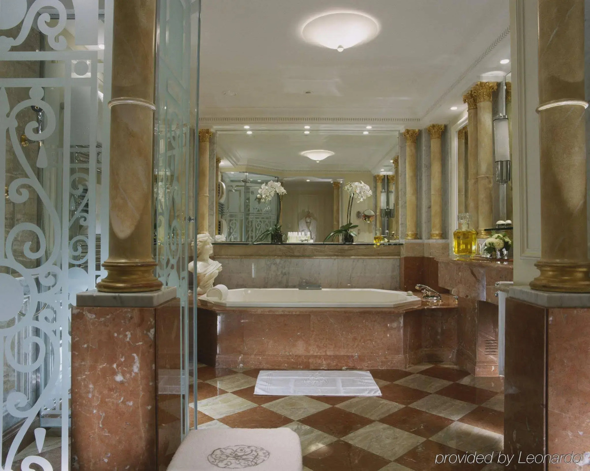 Отель Plaza Athenee