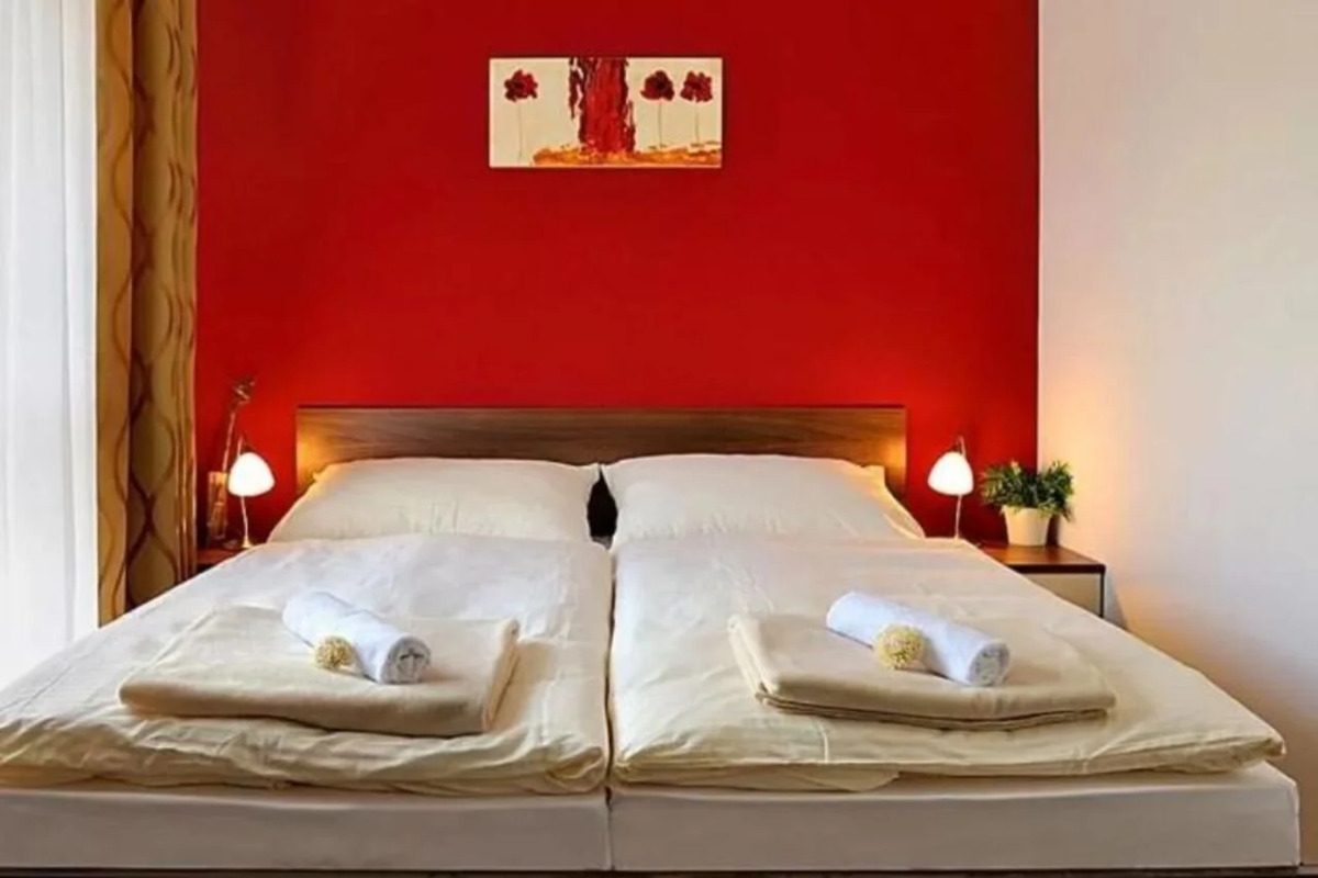 Melrose Apartments 2