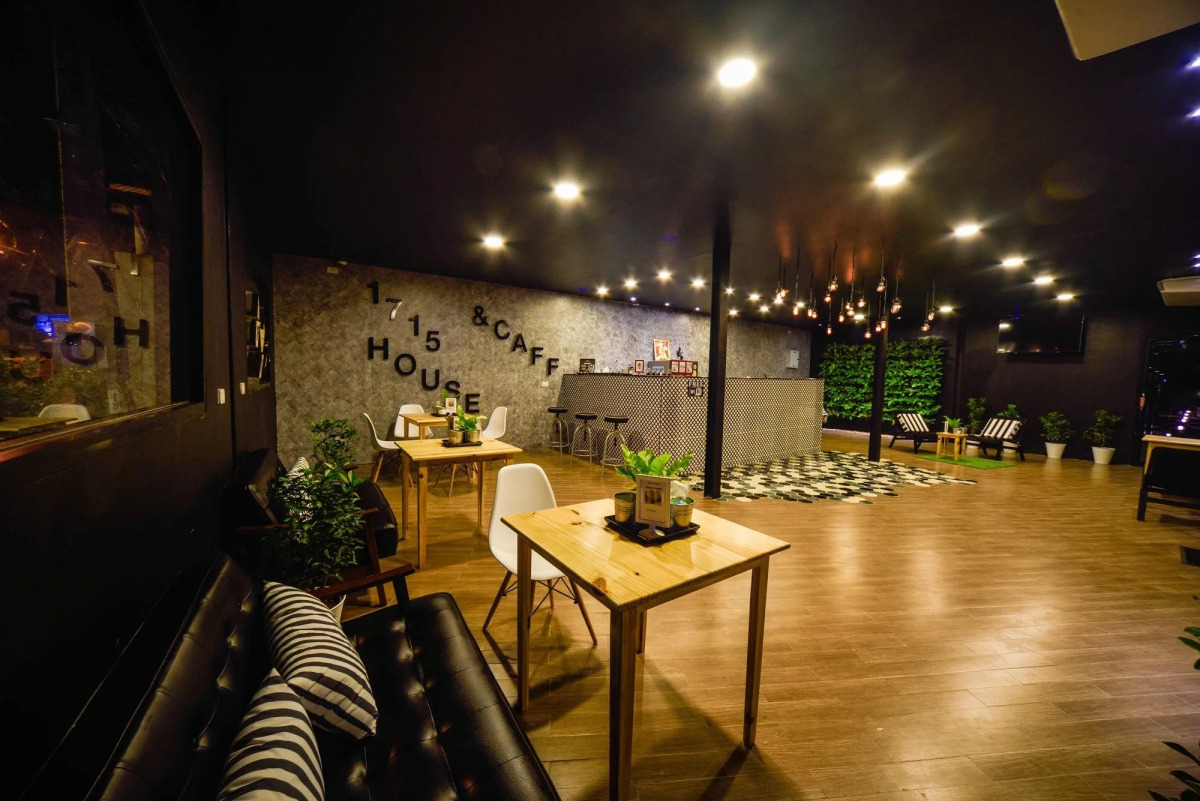 1715 House - White Rhino