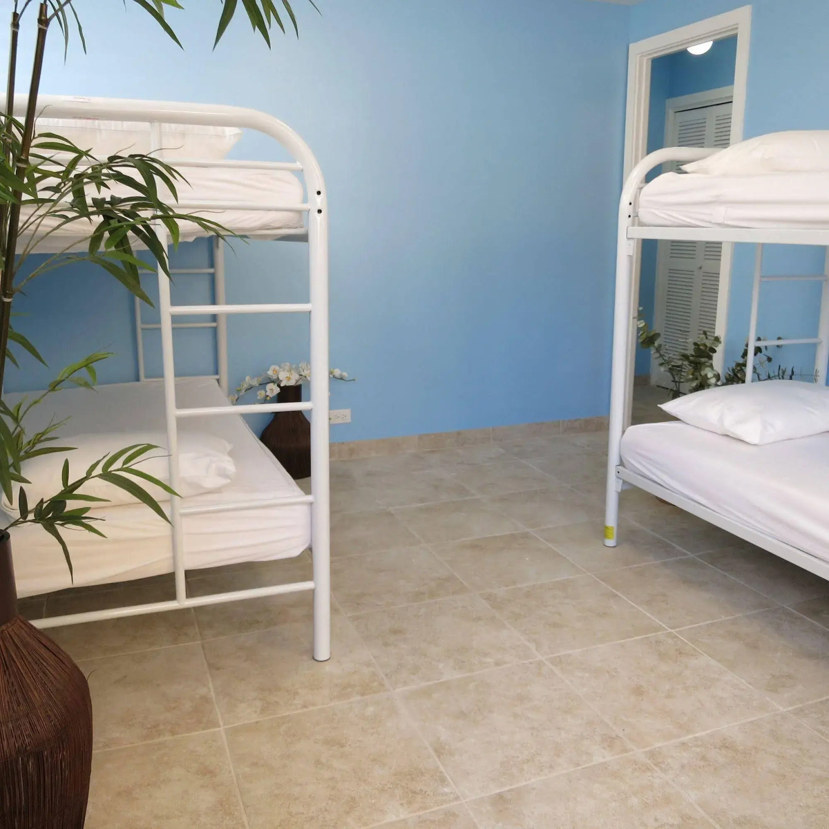 Waikiki Beachside Hostel