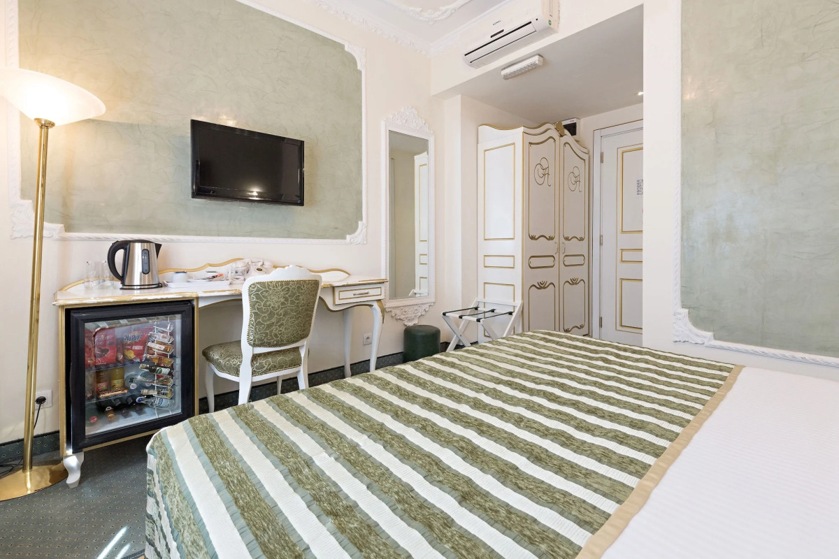 Queen's Astoria Design Hotel