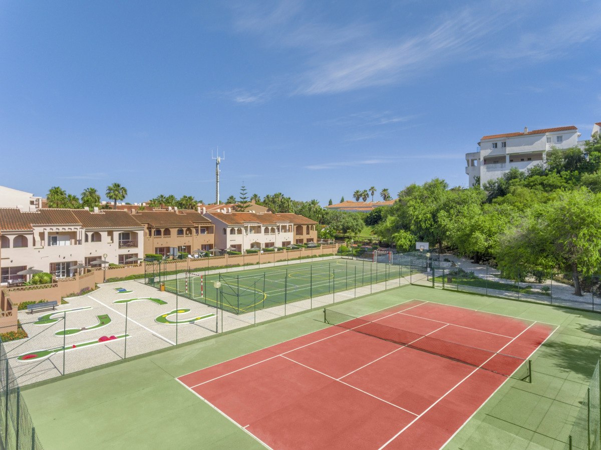 Отель Los Amigos Beach Club