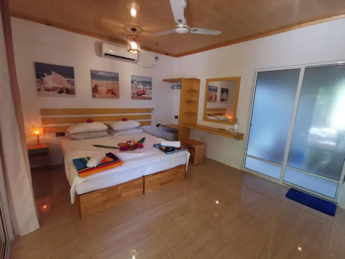 Blue Water Thoddoo Inn