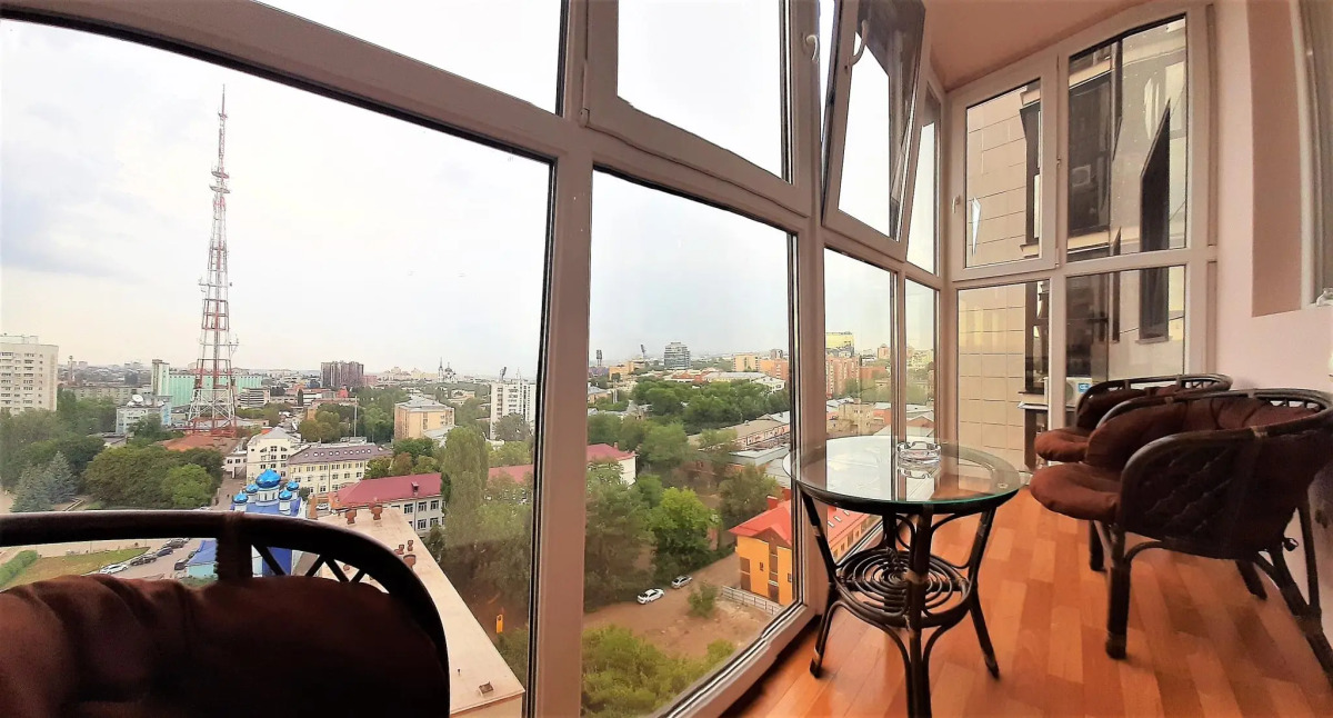 Мегаполис на улице Средне-Московская