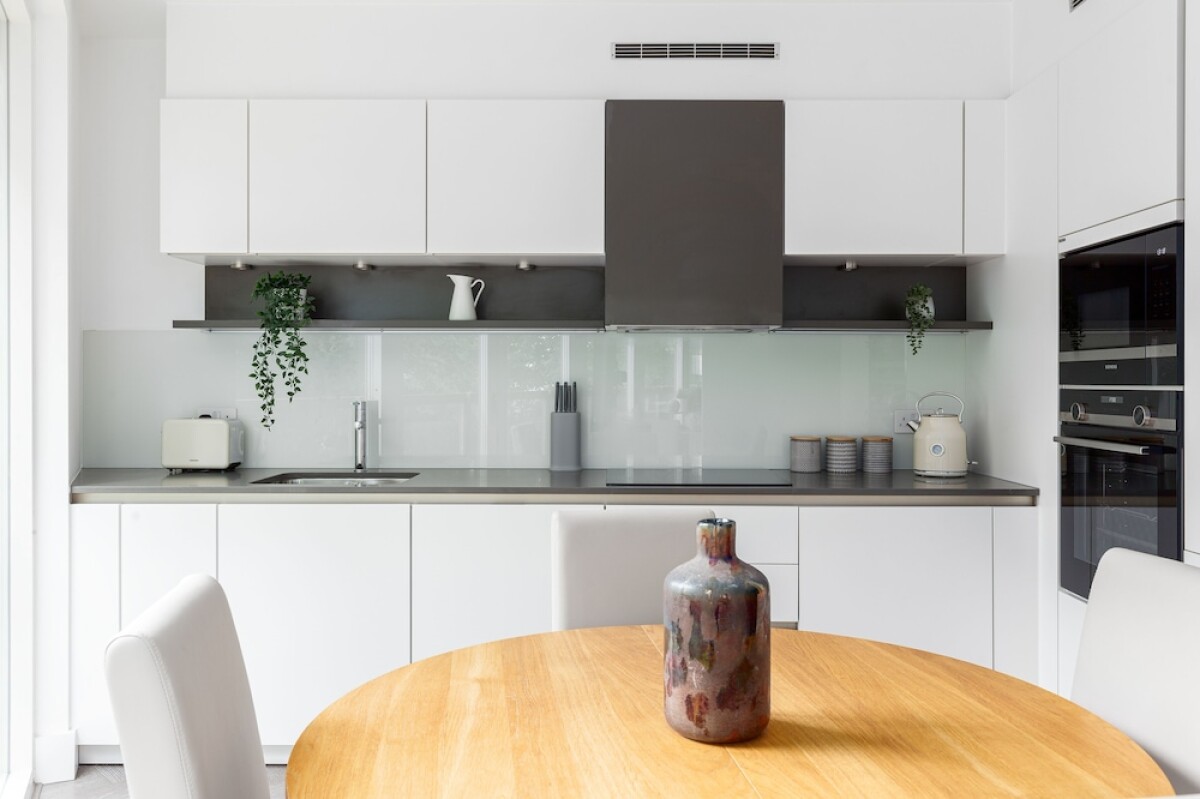 Luminous 2 Bed Balcony Flat in Islington