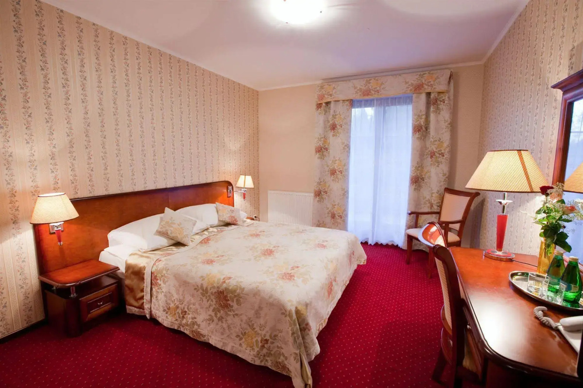 Hotel Dworek Tryumf Dąbrowscy Spółka Jawna