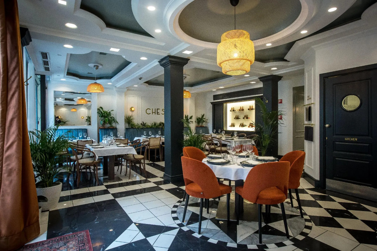 Queen's Court Hotel & Residence