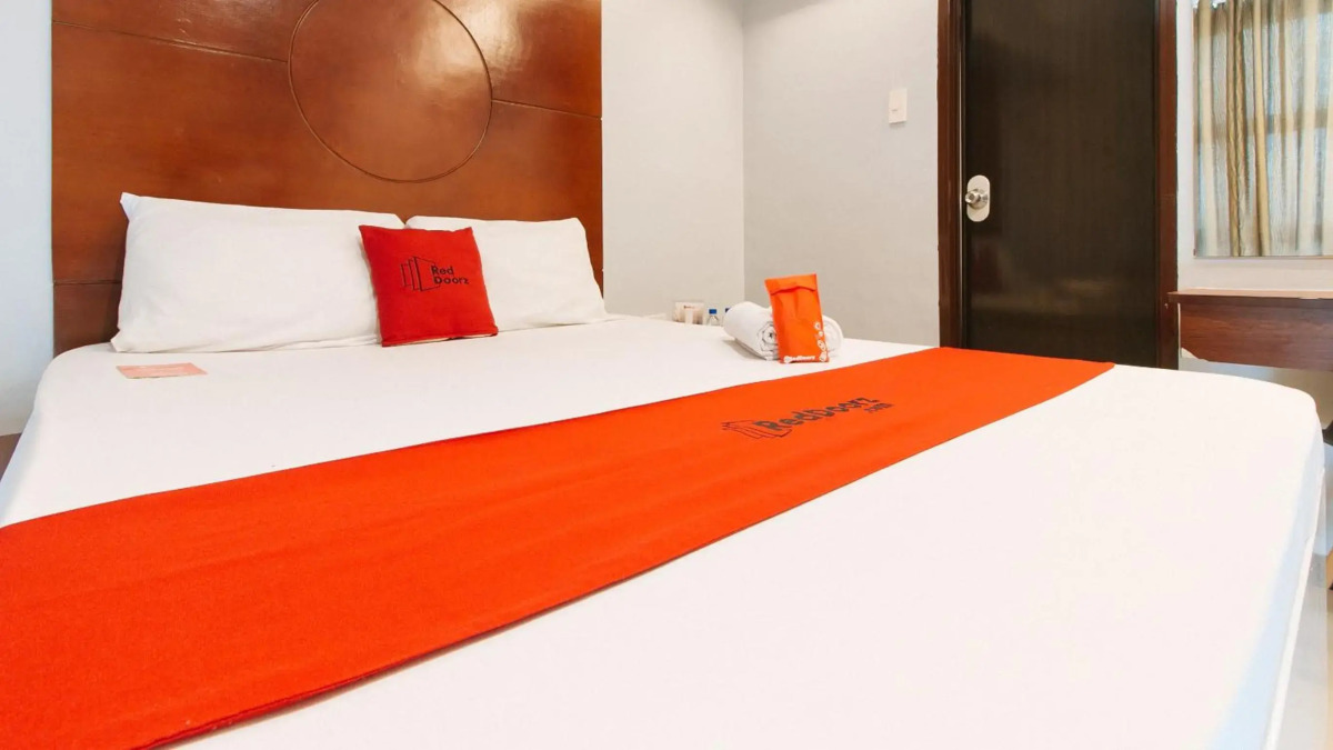 RedDoorz near Bambang Station