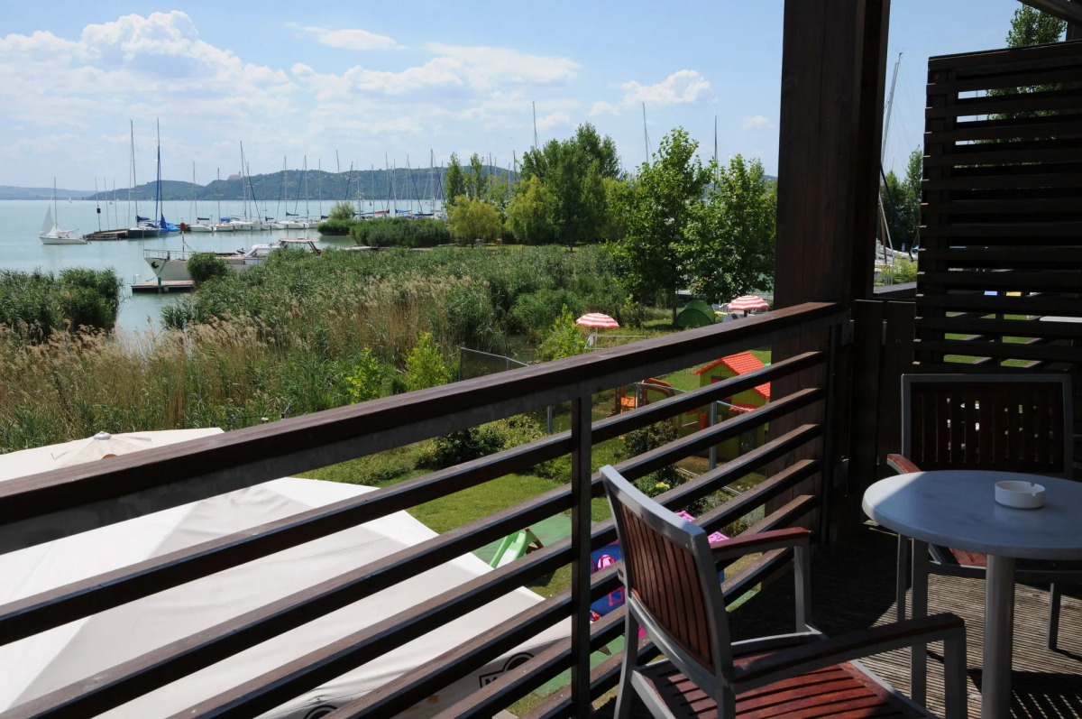 Hotel Golden Lake Resort